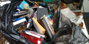 Abbandona per strada rifiuti e documenti: individuato e multato