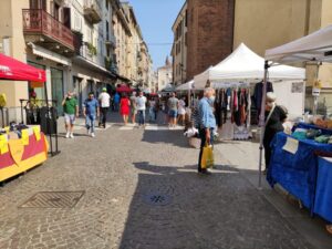 Casale: una domenica di bancarelle tra antiquari, negozi e mercato