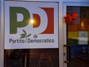 Pd, atto vandalico alla sede: incollati adesivi di estrema destra