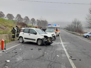 Valenza, violento scontro tra tre auto