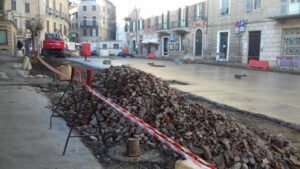 Piazza Garibaldi, ritmi sostenuti per la gettata di cemento