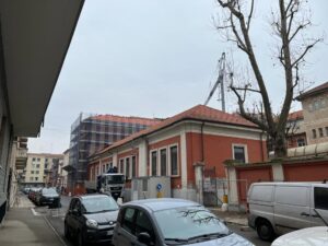 Ic Galilei, un tondino si stacca dal soffitto e cade vicino a un banco