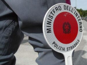 Inseguimento da brividi su strada, poi scappa a piedi: acciuffato nei campi