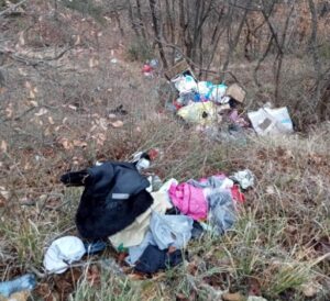 Ennesimo gesto di inciviltà: cumuli di indumenti gettati in una riva