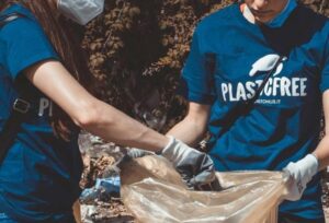 Giornata di pulizia per i volontari di “Plastic Free”