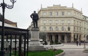 Incontro con i sindacati, Pater rimanda: presidio davanti all’Hotel