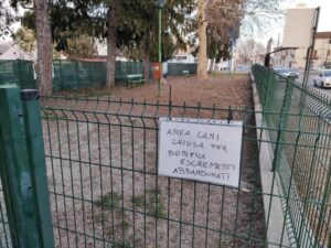 I padroni sono troppo maleducati. Gli Amici del Po chiudono l’area cani