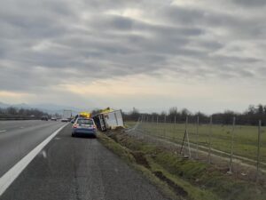 Camion rovesciato in autostrada