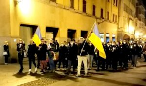 Valenza scende in strada per esprimere la sua vicinanza all’Ucraina