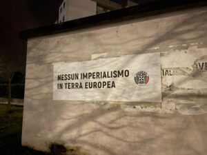 Monferrato non Conforme: striscione a Casale sul conflitto in Ucraina