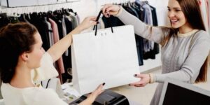 Outlet, diventare addetto alle vendite: c’è un corso gratuito