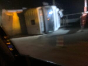 Tir ribaltato sulla A26, corsie ristrette