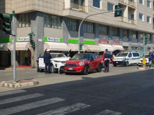 Carambola d’auto al semaforo
