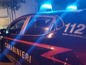 Spara (pallini d’acciaio) al fratello e gira incappucciato per il paese