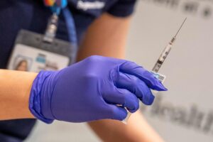 Vaccini: oggi il via alle quarte dosi per over 80 e ospiti delle Rsa
