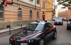 Fa pipì contro il muro, poi scoppia il caos: arrestato