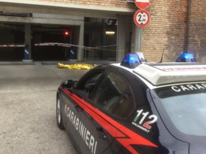 Parcheggio di via Parma: tragica caduta dal terzo piano