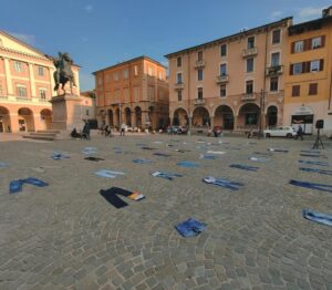 Piazza Mazzini costellata dai jeans per il Denim Day