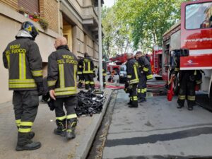 Incendio in un palazzo di via Tiziano: la diretta