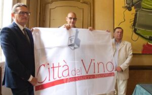 ‘Città del vino’: ora Palazzo Levi ha anche la sua bandiera