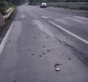 Calcinacci sulla Provinciale, caduti dal ponte dell’A26
