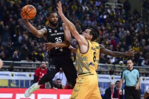 Bertram per il centro.  C’è  TaShawn Thomas?