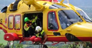 Gavi, auto contro albero: tre feriti, uno è grave