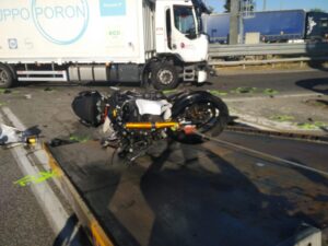 Motociclista 29enne in rianimazione dopo l’urto col Tir