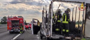 Alessandria: autocarro in fiamme sull’A21, non ci sono feriti