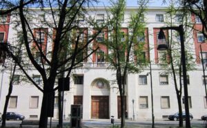 Ufficiale giudiziario a processo: si rinvia per contestare altri reati