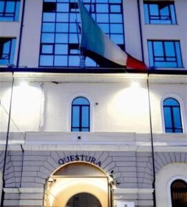 Trovato morto in via della Santa, interviene la Polizia