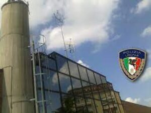 In auto ubriaco e senza patente: la corsa finisce davanti al comando della Polizia Locale
