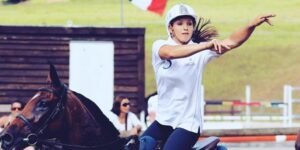 Rebecca Parisi, brutta caduta da cavallo per la star dell’horseball