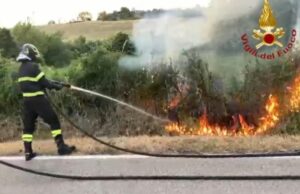 Sterpaglie in fiamme tra San Giuliano e Torre Garofoli