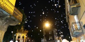 Notte delle candele, nel cielo di Arquata i palloncini luminosi
