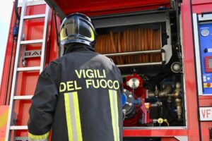 Tetto della casa cantoniera in fiamme, riaperta la statale per Spinetta