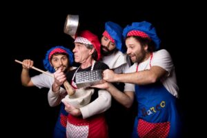 La strana orchestra che suona strumenti ricavati dai rifiuti