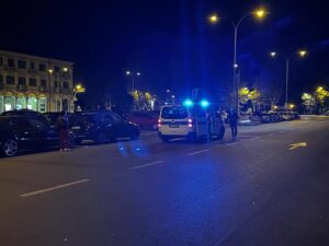 Con l’auto contromano in piazza Garibaldi, poi l’incidente