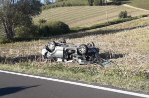 Finisce fuoristrada e l’auto si cappotta: due feriti