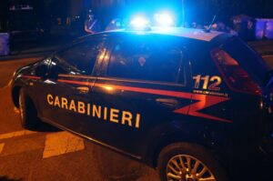 Urina contro i Carabinieri, inveisce e picchia un passante: ubriaco, scattano le denunce