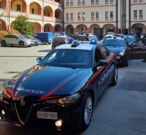 Non si ferma al controllo, scappa e fa resistenza: arrestato 18enne