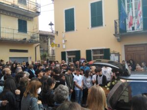“Empatico e divertente, ti ricorderemo per sempre”: l’ultimo saluto a Edoardo