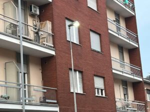 Luce accesa di giorno, polemica social Roggero-Abonante