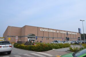 Il tentato furto di alimenti all’Esselunga finisce con botte e 2 arresti