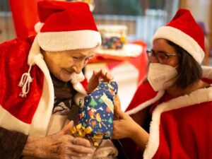 “Nipoti di Babbo Natale” per esaudire i desideri degli anziani