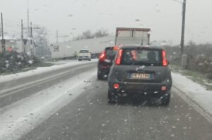Nevica “e sulle strade niente sale!” Bloccata da un camion la provinciale Alessandria-Acqui