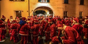 Basaluzzo, camminata dei Babbo Natale per le vie del paese