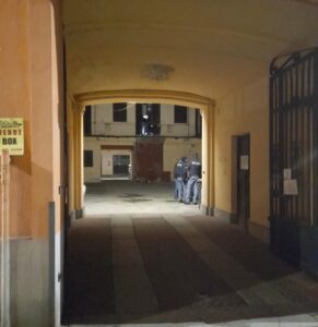 Via San Pio V: uomo privo di vita in casa, sul posto la Scientifica e il Pm