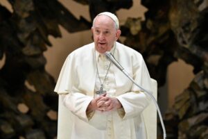 Papa Francesco plaude la generosità della scuola valenzana