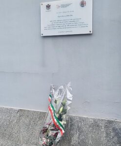 I fiori per Arpad Weisz, che insegnò calcio ad Alessandria